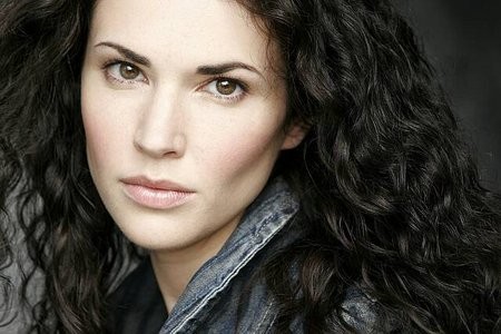 Laura Mennell 318295