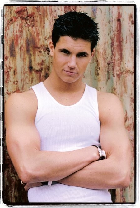 Robbie Amell 33108