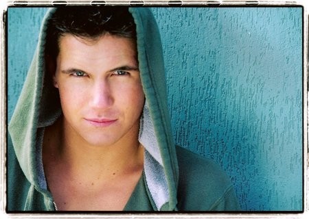 Robbie Amell 33113